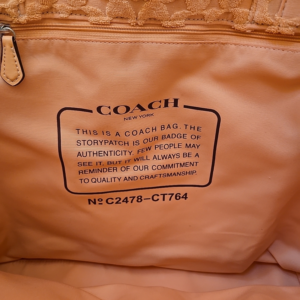Coach Tote In Signature Terry - Picture 10 of 11
